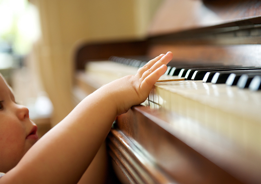 피아노 치는 남자아이／ピアノを弾く男の子